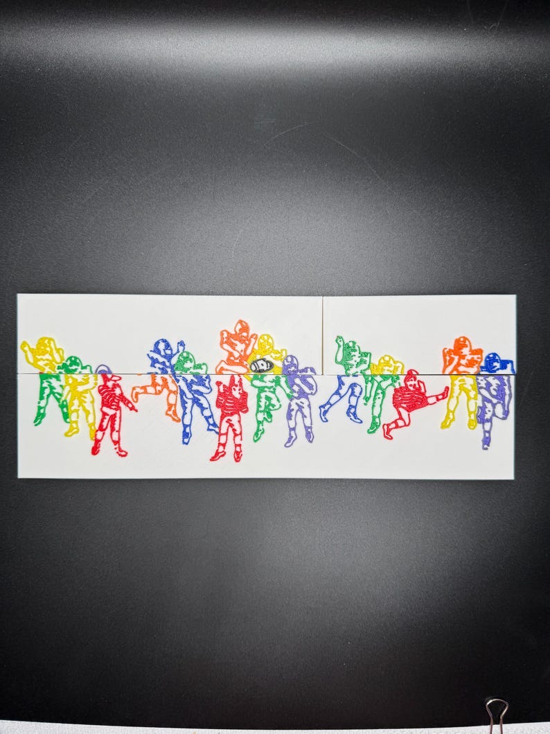 Pu&ograve; includere: Uno sfondo bianco con una linea di figure stilizzate colorate che giocano a calcio. Le figure sono rosse, arancioni, gialle, verdi, blu e viola.