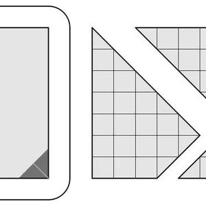 K&ouml;nnte beinhalten: Ein Schwarzwei&szlig;bild, das ein Quadrat zeigt, das in kleinere Quadrate unterteilt ist. Das Quadrat ist in vier Dreiecke unterteilt, die jeweils ein Gittermuster aufweisen. Das Wort "mmaca" ist vertikal auf der rechten Seite des Bildes geschrieben.