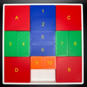 K&ouml;nnte beinhalten: Ein wei&szlig;es quadratisches Puzzle mit roten, gr&uuml;nen, blauen und orangefarbenen Kacheln. Die Kacheln sind von 1 bis 10 und von A bis D beschriftet. Das Puzzle ist so konzipiert, dass es gel&ouml;st wird, indem die Kacheln in einer bestimmten Reihenfolge angeordnet werden.