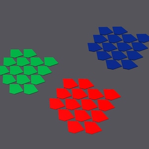 Op de afbeelding: Drie geometrische vormen gemaakt van overlappende, ruitvormige stukken. De vormen zijn rood, groen en blauw.