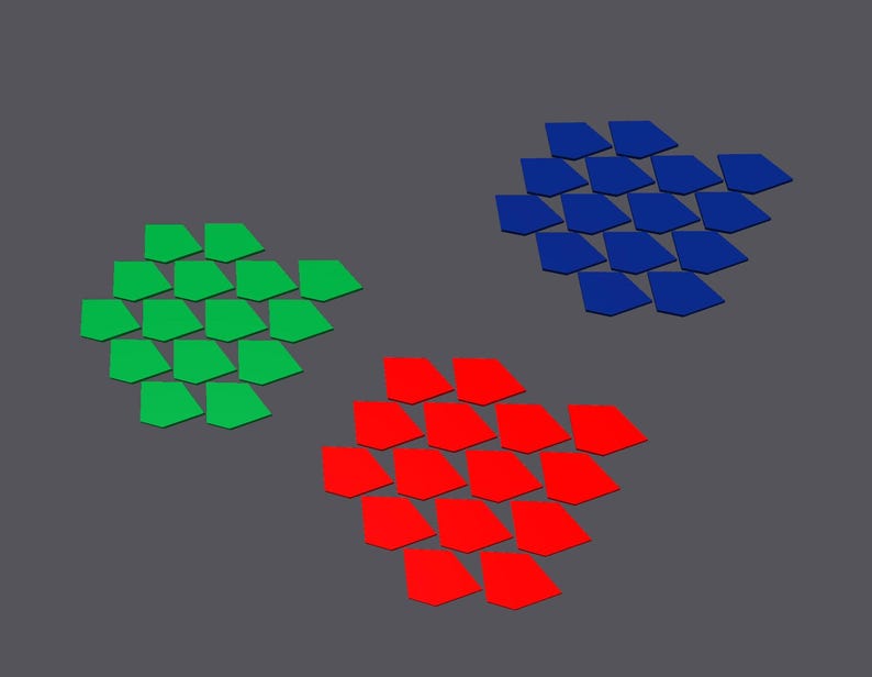 Op de afbeelding: Drie geometrische vormen gemaakt van overlappende, ruitvormige stukken. De vormen zijn rood, groen en blauw.