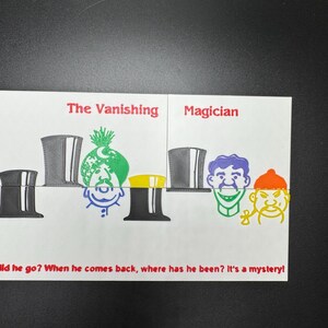 K&ouml;nnte beinhalten: Eine wei&szlig;e Karte mit einer Schwarzwei&szlig;illustration eines Zauberhut und eines Personenkopfes. Der Text "The Vanishing Magician" ist oben auf der Karte in Rot gedruckt. Der Text "Did he go? When he comes back, where has he been? It's a mystery!" ist unten auf der Karte gedruckt.