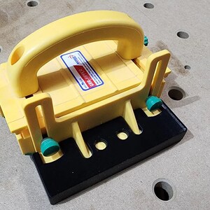 K&ouml;nnte beinhalten: Gelber Holzbearbeitungs-Jig aus Kunststoff mit schwarzer Basis und gr&uuml;nen Kn&ouml;pfen. Der Jig hat einen Griff und ist mit "Super Spacer Pro" beschriftet.