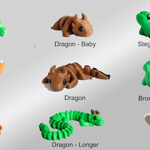 Puede incluir: Una colecci&oacute;n de nueve peque&ntilde;as figuras de dinosaurios y dragones segmentados, de colores. Las figuras est&aacute;n hechas de un material suave y flexible y est&aacute;n colocadas en varias posiciones. Las figuras incluyen un T-Rex, un Stegosaurus, un Triceratops, un Brontosaurus, un Drag&oacute;n, un Drag&oacute;n - Beb&eacute;, un Drag&oacute;n - Peque&ntilde;o, un Drag&oacute;n - M&aacute;s largo, y un Unicornio.