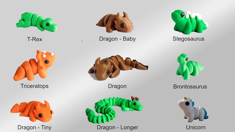 Puede incluir: Una colecci&oacute;n de nueve peque&ntilde;as figuras de dinosaurios y dragones segmentados, de colores. Las figuras est&aacute;n hechas de un material suave y flexible y est&aacute;n colocadas en varias posiciones. Las figuras incluyen un T-Rex, un Stegosaurus, un Triceratops, un Brontosaurus, un Drag&oacute;n, un Drag&oacute;n - Beb&eacute;, un Drag&oacute;n - Peque&ntilde;o, un Drag&oacute;n - M&aacute;s largo, y un Unicornio.
