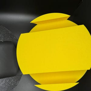Puede incluir: Un c&iacute;rculo de espuma amarillo con tres c&iacute;rculos de espuma amarillos m&aacute;s peque&ntilde;os unidos a &eacute;l. Los c&iacute;rculos de espuma est&aacute;n dispuestos de manera que crean una forma tridimensional.