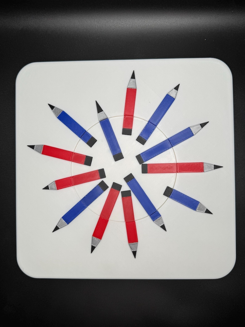 Op de afbeelding: Een wit rond oppervlak met 12 potloden in een cirkel gerangschikt. De potloden wisselen elkaar af in rood en blauw.