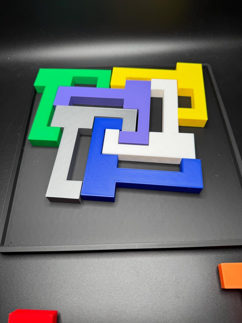Op de afbeelding: Een houten puzzel met zeven in elkaar grijpende stukken in verschillende kleuren: groen, geel, paars, grijs, wit en blauw. De stukken zijn in een vierkante vorm op een zwart oppervlak gerangschikt.