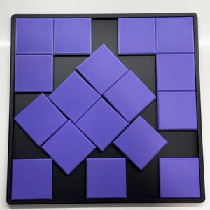 Pu&ograve; includere: Un puzzle di piastrelle viola con 12 piastrelle quadrate disposte a forma di diamante su uno sfondo nero.