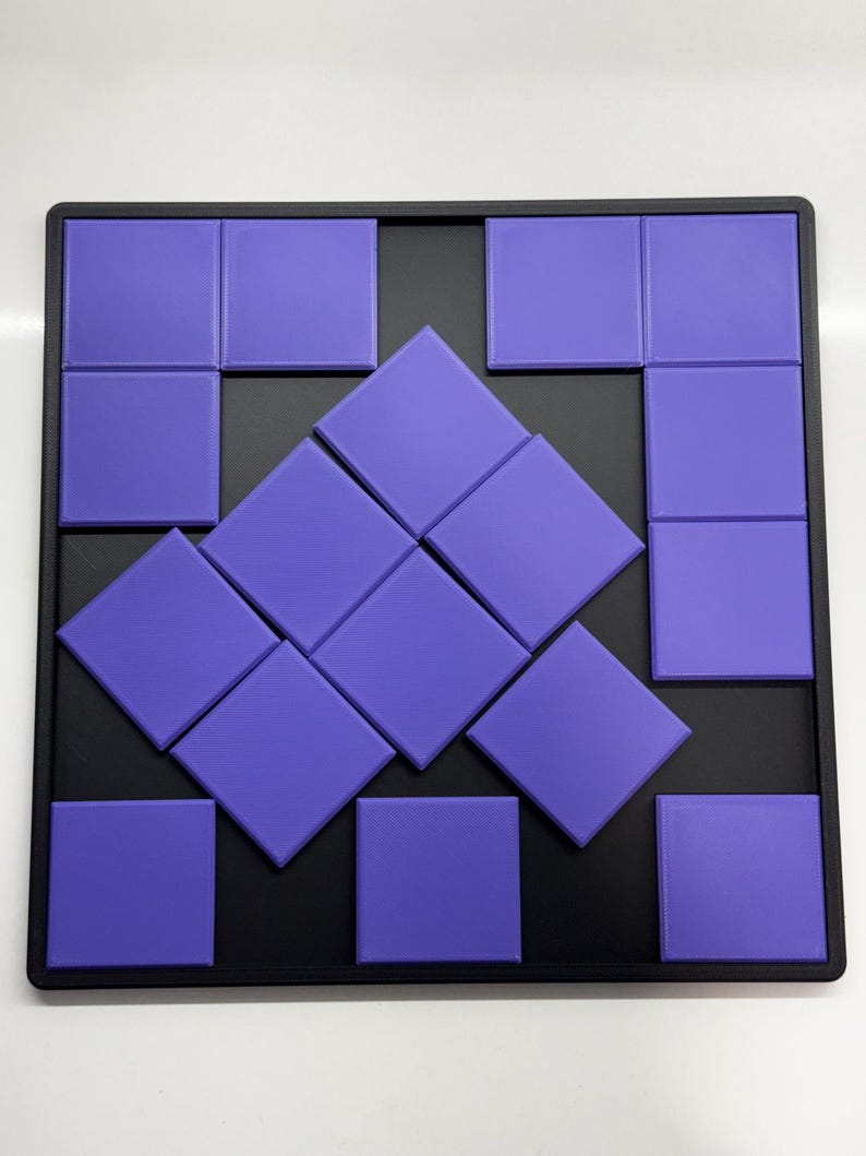 Pu&ograve; includere: Un puzzle di piastrelle viola con 12 piastrelle quadrate disposte a forma di diamante su uno sfondo nero.