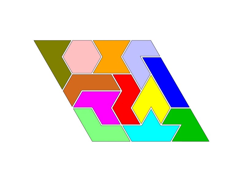 Op de afbeelding: Een geometrische puzzel met 10 stukken in verschillende kleuren, waaronder groen, blauw, geel, oranje, roze, rood, bruin en paars. De stukken zijn in een ruitvorm gerangschikt.
