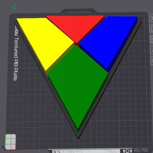 Puede incluir: Un rompecabezas triangular hecho de cuatro piezas, cada una de un color diferente: amarillo, rojo, azul y verde. El rompecabezas est&aacute; sobre una superficie negra texturizada.
