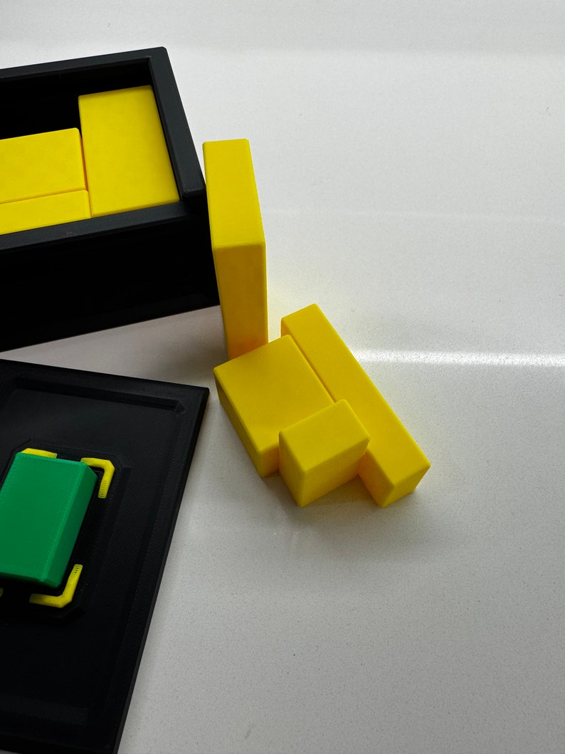 Pu&ograve; includere: Un puzzle di legno giallo con pezzi che si incastrano per formare una scatola. Il puzzle &egrave; parzialmente assemblato, con alcuni pezzi ancora fuori dalla scatola.