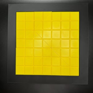K&ouml;nnte beinhalten: Ein gelbes quadratisches Puzzle aus kleineren Quadraten. Das Puzzle ist durch diagonale Linien in drei Abschnitte unterteilt.