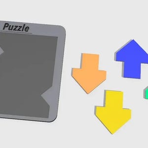 Pu&ograve; includere: Un puzzle grigio con la parola "Puzzle" in alto, accanto a quattro pezzi a forma di freccia colorati: arancione, giallo, blu e verde. I pezzi del puzzle sono disposti attorno al tabellone.
