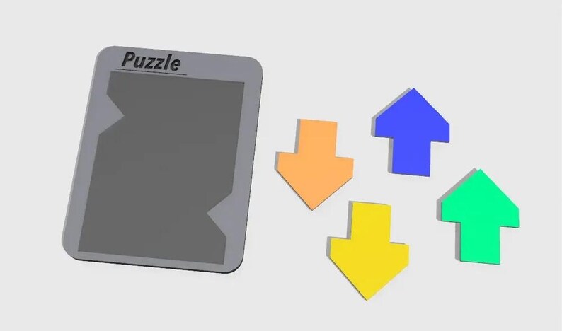 Pu&ograve; includere: Un puzzle grigio con la parola "Puzzle" in alto, accanto a quattro pezzi a forma di freccia colorati: arancione, giallo, blu e verde. I pezzi del puzzle sono disposti attorno al tabellone.