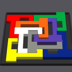 Op de afbeelding: Een kleurrijke puzzel met zeven stukken in een zwart frame. De stukken zijn rood, oranje, geel, groen, blauw, wit en grijs. De stukken zijn in een complex patroon gerangschikt.