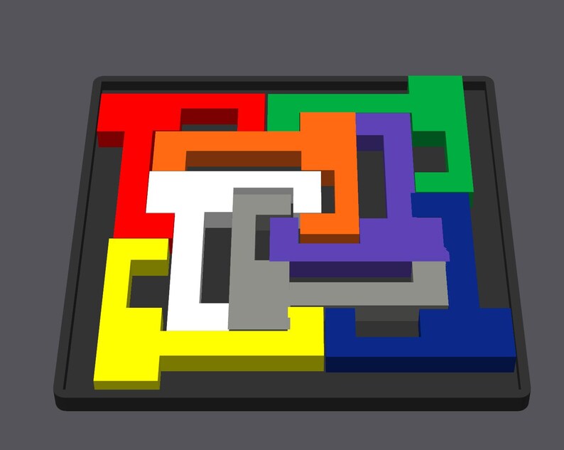 Op de afbeelding: Een kleurrijke puzzel met zeven stukken in een zwart frame. De stukken zijn rood, oranje, geel, groen, blauw, wit en grijs. De stukken zijn in een complex patroon gerangschikt.