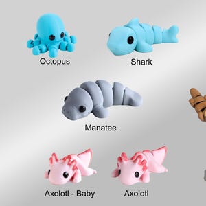 Puede incluir: Un conjunto de 10 figuritas de animales de arcilla pintadas a mano y coloridas. Los animales incluyen una foca, un pulpo, un tibur&oacute;n, una tortuga, una narval, un manat&iacute;, una nutria, un delf&iacute;n, un ajolote y un pez gato.
