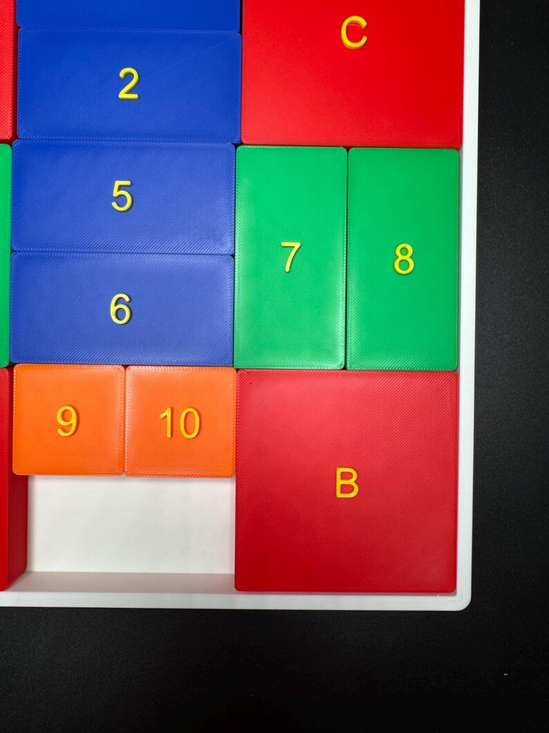K&ouml;nnte beinhalten: Ein farbenfrohes Puzzlespiel mit nummerierten Kacheln in Orange, Blau und Gr&uuml;n. Die Kacheln sind in einem Raster angeordnet, wobei die Buchstaben 'B' und 'C' auf den roten Kacheln stehen.