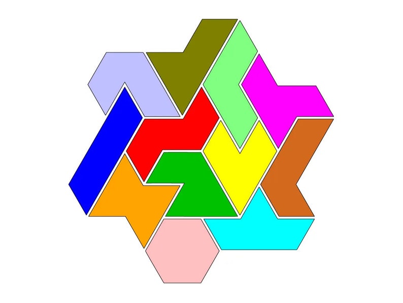 Op de afbeelding: Een kleurrijke geometrische puzzel met 10 stukken in verschillende vormen en kleuren, waaronder blauw, rood, groen, geel, oranje, bruin, roze, paars en lichtgroen. De stukken passen in elkaar om een ​​stervorm te vormen.