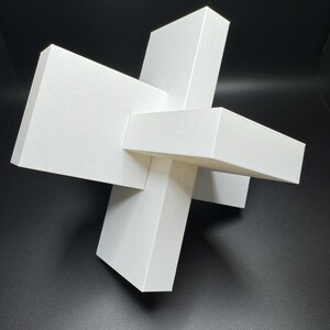 K&ouml;nnte beinhalten: Wei&szlig;e geometrische Skulptur aus vier sich schneidenden rechteckigen Prismen. Die Skulptur ist abstrakt und modern im Stil.