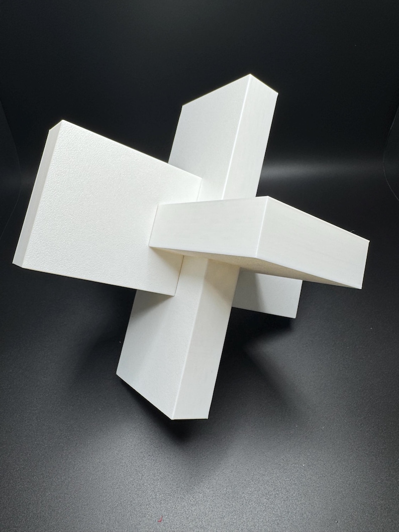 K&ouml;nnte beinhalten: Wei&szlig;e geometrische Skulptur aus vier sich schneidenden rechteckigen Prismen. Die Skulptur ist abstrakt und modern im Stil.