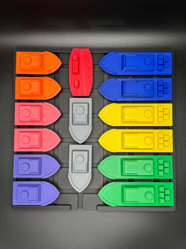 Op de afbeelding: Een spelbord met 10 rijen kleurrijke boten. De boten zijn in een rasterpatroon gerangschikt. De boten zijn gemaakt van plastic en zijn in verschillende kleuren, waaronder rood, oranje, roze, geel, groen, blauw en grijs.
