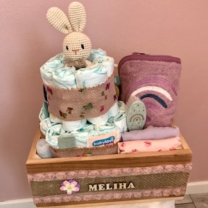 Personalisierter Baby Geschenkkorb aus Holz mit Windeltorte