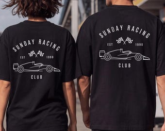 Könnte beinhalten: Zwei schwarze T-Shirts mit einer weißen Grafik auf der Rückseite. Das Design enthält den Text "SUNDAY RACING CLUB", das Jahr "EST 1990" und eine Abbildung eines Rennwagens mit zwei gekreuzten Zielflaggen über der Silhouette des Fahrzeugs.