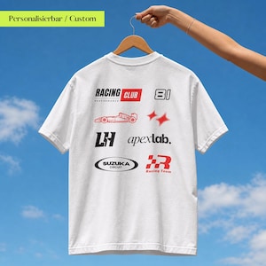 Könnte beinhalten: Ein weißes T-Shirt mit kurzen Ärmeln und verschiedenen Rennsport-Grafiken auf der Rückseite, darunter der Text Racing Club, 81, LH, apexlab, Suzuka Circuit und Racing Team sowie eine rote Rennwagen-Kontur und rote Stern-Symbole.