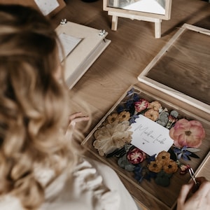 Handgemaakte bloemencreatie van bruidsboeket, ontwerpstijl in combinatie met trouwkaart