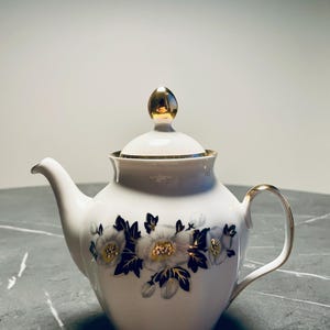 Tekanna från Riga Porslinsfabrik. Blommönster.