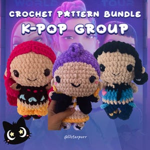 Puede incluir: Paquete de patrones de crochet con tres muñecas de grupo K-Pop con diferentes colores de pelo y atuendos. Las muñecas son de color beige con ojos negros y caras sonrientes. El texto "CROCHET PATTERN BUNDLE K-POP GROUP" está en la parte superior.