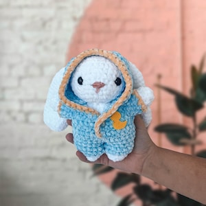 Aangepast gehaakt konijn in pyjama amigurumi - gepersonaliseerde konijn knuffel, handgemaakte zachte knuffel, babyshower cadeau, inrichting kinderkamer