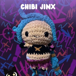 Op de afbeelding: Gehaakte pop met blauw haar en een zwart en bruin outfit. De pop heeft grote zwarte ogen en een kleine glimlach. De tekst "crochet pattern CHIBI JINX" staat bovenaan. De achtergrond is paars met graffiti-achtige ontwerpen.