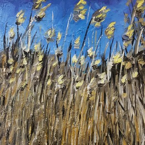 Puede incluir: Pintura al óleo que representa hierbas altas con espigas amarillas y grises moviéndose con el viento contra un cielo azul profundo. La obra de arte utiliza pinceladas gruesas para crear textura y movimiento, evocando la naturaleza.