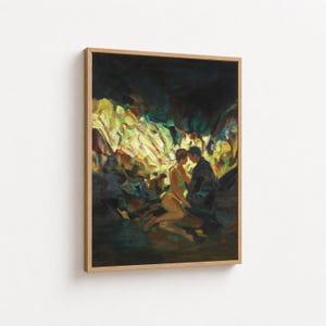 Puede incluir: Pintura al óleo enmarcada que representa a una pareja en un abrazo íntimo. La obra presenta un fondo oscuro con una luz brillante amarilla y verde. Las figuras están iluminadas por la luz, creando una sensación de intimidad. La pintura está en un marco de madera.