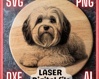 Op de afbeelding: Een digitaal bestand van een zwart-witte lijntekening van een kleine hond met pluche vacht, zittend op een houten oppervlak. De afbeelding is gelabeld "Laser Digital File" en bevat de bestandsformaten SVG, PNG, DXF en AI.