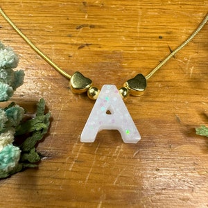 Collar de ópalo de resina con inicial personalizada y detalles en tono dorado / Elige tu inicial