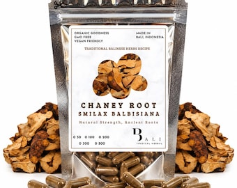 Op de afbeelding: Een zilverkleurige stazak van folie met bruine kruidencapsules. Het etiket vermeldt Chaney Root Smilax Balbisiana, Traditional Balinese Herbs Recipe, Organic Goodness, GMO Free, Vegan Friendly, Made in Bali, Indonesia en Bali Tropical Herbal.