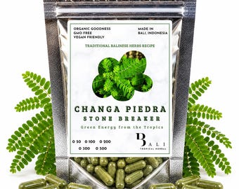 Puede incluir: Una bolsa de papel aluminio plateado llena de cápsulas de hierbas verdes. La etiqueta presenta una imagen de una planta verde y el texto: Organic Goodness, GMO Free, Vegan Friendly, Made in Bali, Indonesia, Traditional Balinese Herbs Recipe, Changa Piedra Stone Breaker.