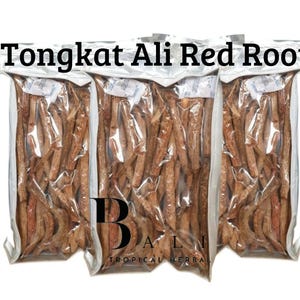 Może przedstawiać: Trzy zamknięte torby z Tongkat Ali Red Root. Każda torba zawiera brązowe, przypominające patyczki kawałki. Torby są przezroczyste, co pozwala zobaczyć zawartość. Tekst "Tongkat Ali Red Root" jest wydrukowany u góry.