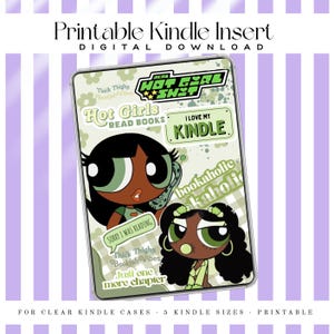 Puede incluir: Inserto imprimible para Kindle con un diseño de dibujos animados. El inserto presenta dos mujeres de dibujos animados con cabello negro y acentos verdes. El texto incluye "Hot Girls Read Books", "I Love My Kindle" y "bookaholic". El fondo es verde claro y blanco.