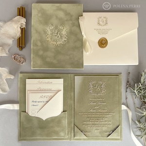 Muster von Sage Green Folio Hochzeitseinladungen | Samt Hardcover Hochzeitseinladungen mit Monogramm | Buch Cover Einladungen | Keine Sonderanfertigung