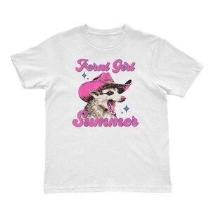 Wildes Mädchen Sommer Opossum T-Shirt: Lustiges Cowgirl Meme Shirt