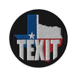 Può includere: Una toppa ricamata in bianco e nero con il contorno dello stato del Texas a forma di stella. La stella è riempita con i colori della bandiera americana, rosso, bianco e blu. La parola "TEXiT" è ricamata in bianco sopra il contorno dello stato.