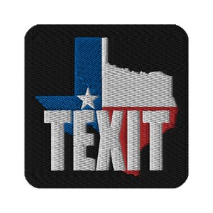 Può includere: Una toppa ricamata nera con il contorno dello stato del Texas a forma di stella. La stella è riempita con i colori della bandiera del Texas, blu, bianco e rosso. La parola "TEXiT" è scritta in lettere bianche sul contorno dello stato.