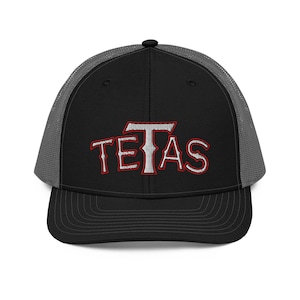 Może przedstawiać: Czarna i szara czapka trucker z haftowanym logo w kolorze czerwonym i białym, na którym widnieje napis "TETAS".