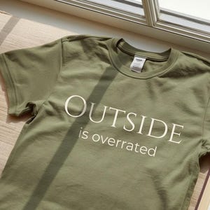 Camiseta para amantes de los libros para lectores introvertidos, productos de Booktok, camiseta cómoda para lectores, estética lectora, regalo para amantes de las bibliotecas, estilo academia oscura
